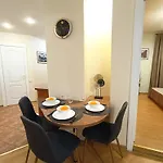 Two Bedroom In Old Town, Up To Six Guests 리가